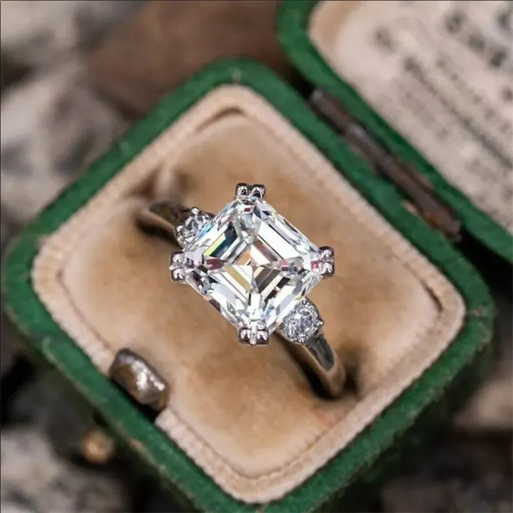 The Cushion Cut Classic in 925 and cubic zirconia.